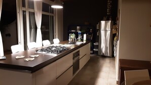 Kaffetrakter/tekoker, kjøleskap, ovn og kokeplater