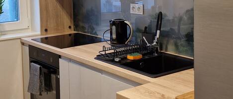 Fridge, oven, stovetop, dishwasher