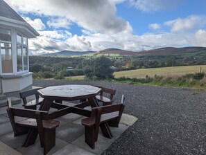 Outdoor dining - Gather the whole family for an unforgettable getaway filled with relaxation (Bunclody)