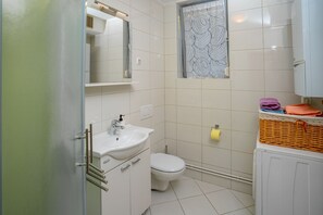 Dusche, Haartrockner, Handtücher, Seife