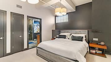 3 bedrooms, desk, iron/ironing board, free WiFi