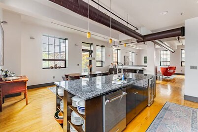 PVDLoft ︙ Curated Design ︙ Prime Walkable Locale ︙ Near Brown & RISD
