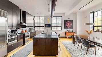 Réfrigérateur, micro-ondes, four, plaque de cuisson