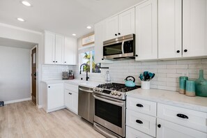 Frigorifero, microonde, forno, piano cottura