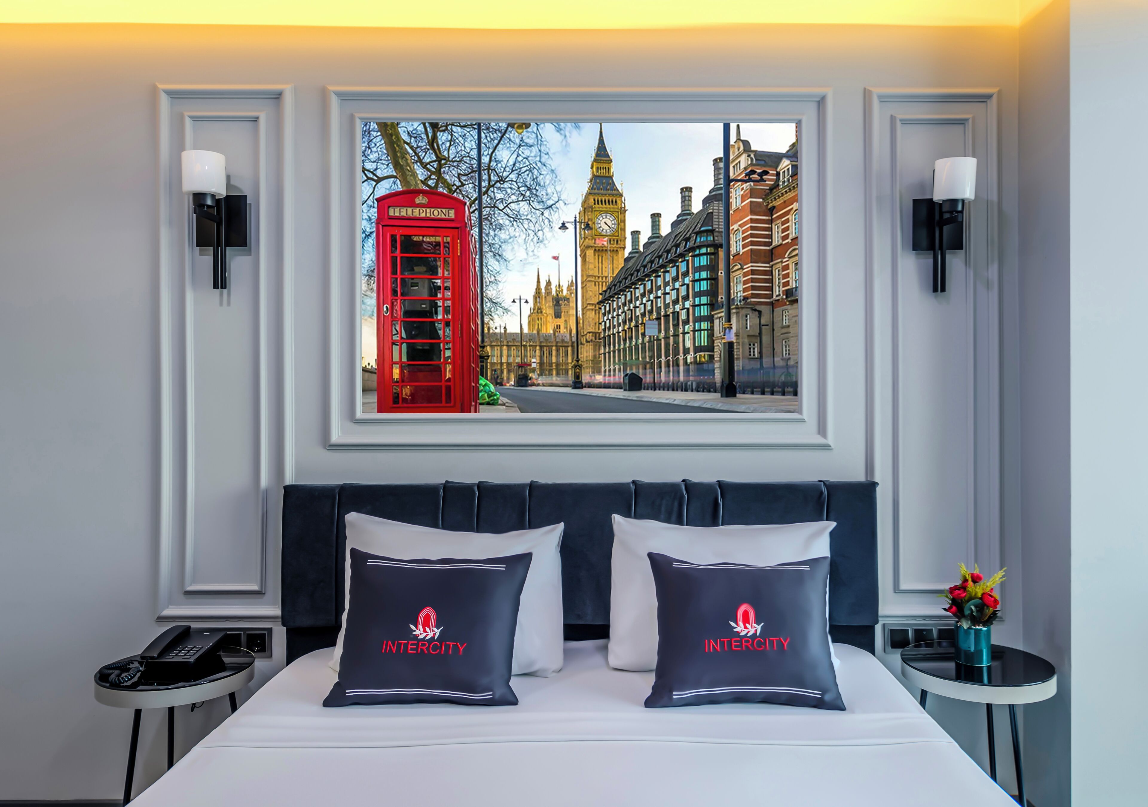 Meja kerja, tirai kedap cahaya, kedap suara, dan setrika/meja setrika