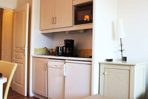 Kühlschrank, Mikrowelle, Herdplatte, Geschirrspüler