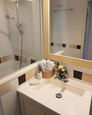 Duschwanne, Haartrockner, Toilettenpapier