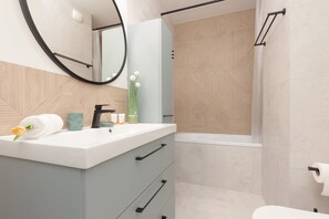 Bathtub, shampoo