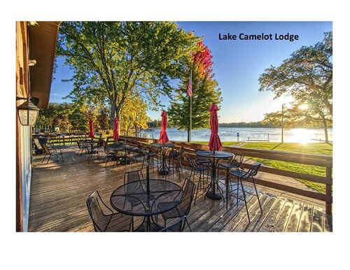 LAKE CAMELOT HOME WITH PONTOON RENTAL, MINUTES FROM SAND VALLEY GOLF RESORT - PET FRIENDLY