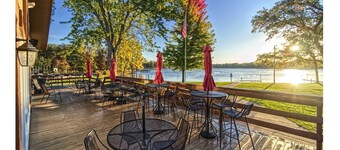LAKE CAMELOT HOME WITH PONTOON RENTAL, MINUTES FROM SAND VALLEY GOLF RESORT - PET FRIENDLY