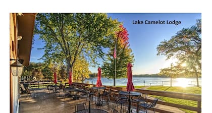LAKE CAMELOT HOME WITH PONTOON RENTAL, MINUTES FROM SAND VALLEY GOLF RESORT - PET FRIENDLY