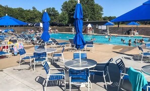A pool area with lounge chairs and umbrellas at Lake Arrowhead Lodge Pool.
