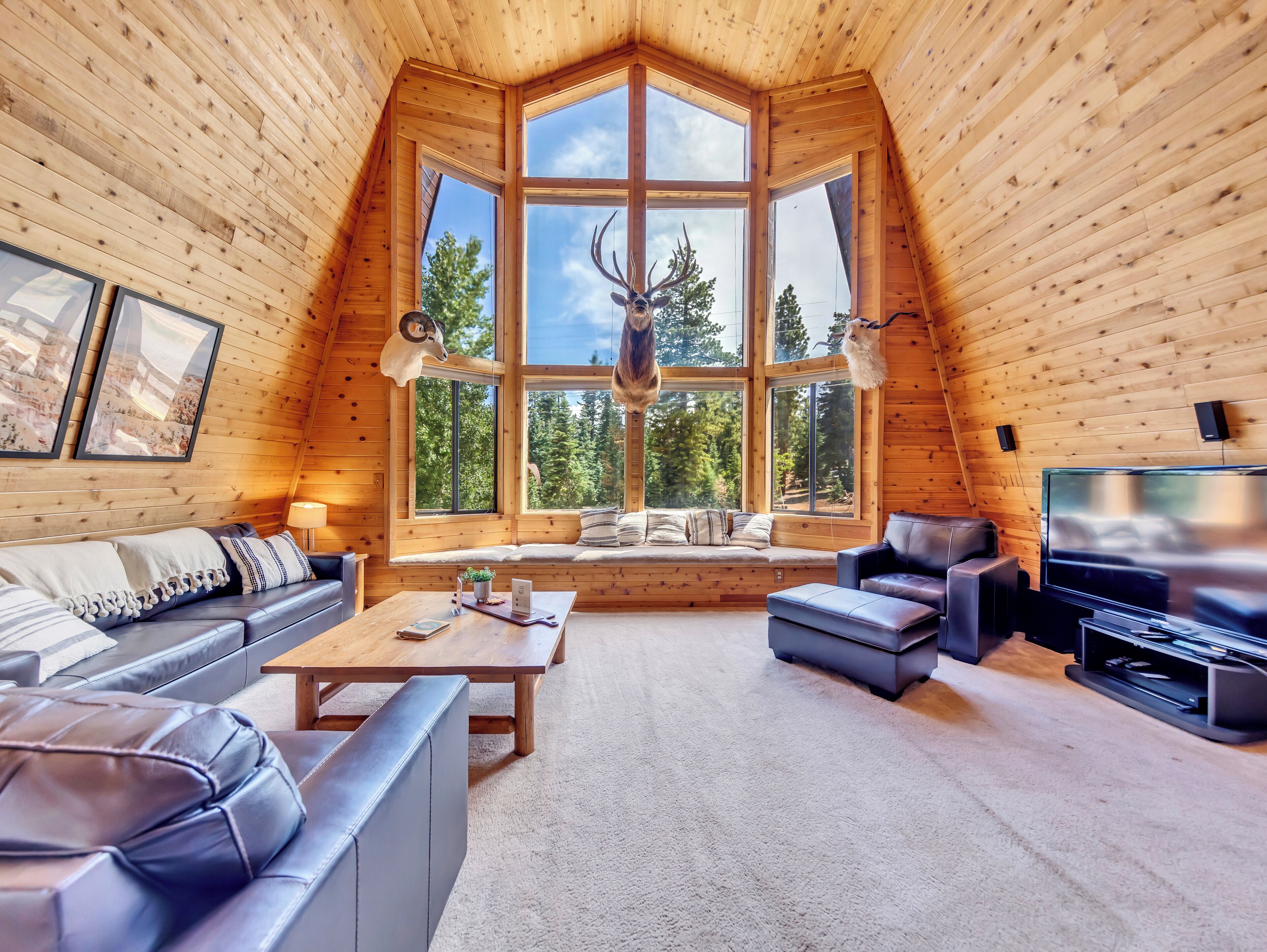 Una Smart TV, una chimenea, una mesa de tenis de mesa