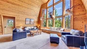 Smart TV, chimenea y tenis de mesa