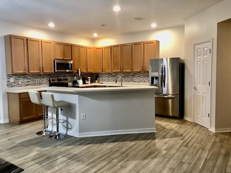 Fridge, microwave, oven, stovetop. Marvelous Villa, 4 beds 4 bath, pool and lake front