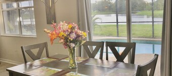 Marvelous Villa, 4 beds 4 bath, pool and lake front