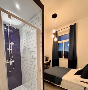 11 Schlafzimmer, Bügeleisen/Bügelbrett, Reisekinderbett
