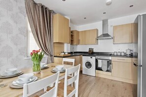 Refrigerador, microondas, horno y utensilios de cocina 