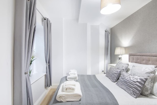 2 habitaciones, tabla de planchar con plancha, wifi y ropa de cama 