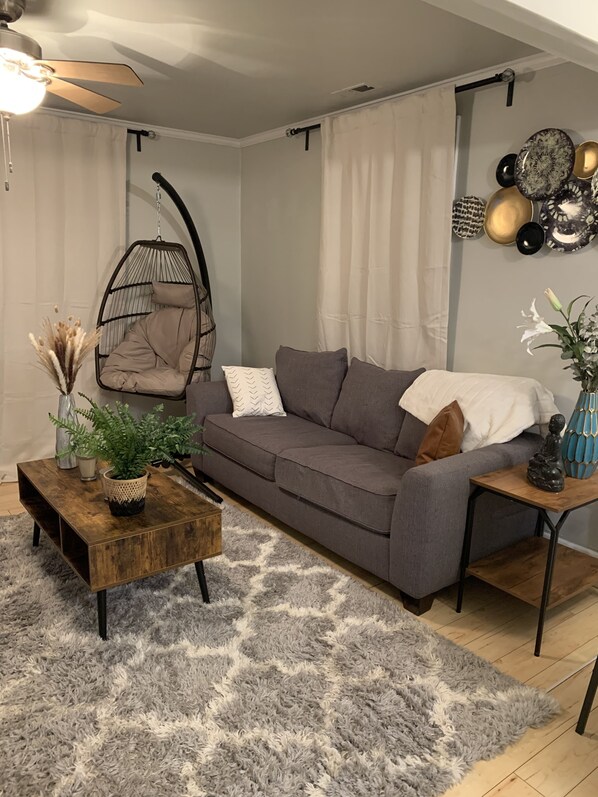 TV, books - Be our guest BOHO 2.0 (Charlotte)