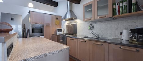 Comfort-Apartment | Eigene Küche | Großer Kühlschrank, Mikrowelle, Ofen, Geschirrspüler