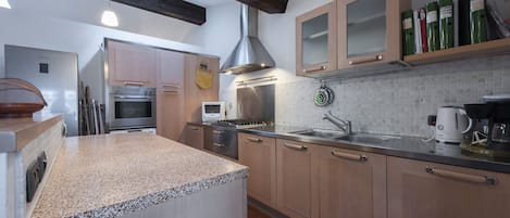 Apartamento Confort | Cocina privada | Frigorífico grande, microondas, horno y lavavajillas