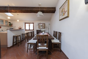 Appartement Confort | Cuisine privée | Réfrigérateur grande capacité avec congélateur, four à micro-ondes