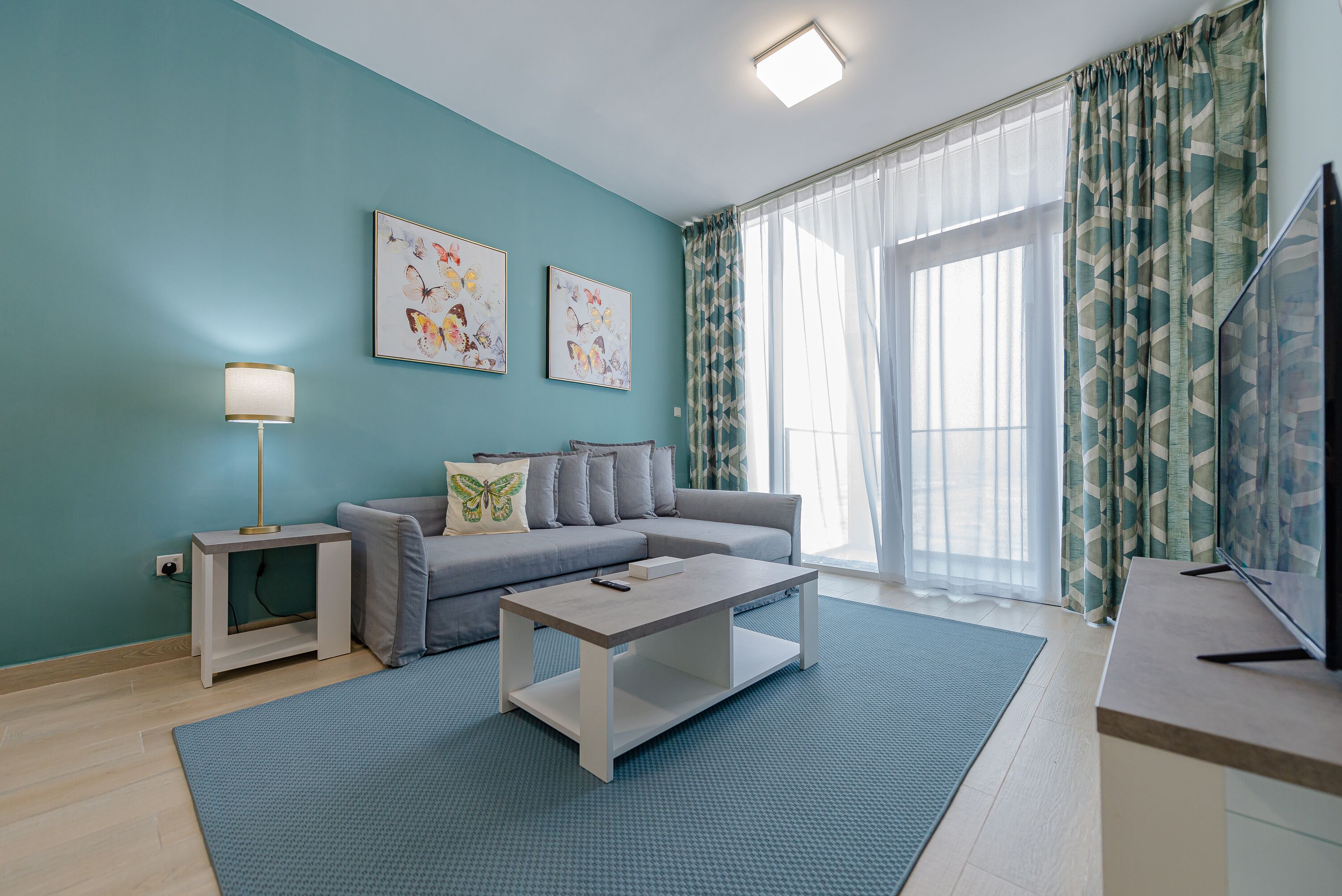 Appartement Design | Aire de séjour | Téléviseur connecté de 55 po avec télévision par câble, téléviseur