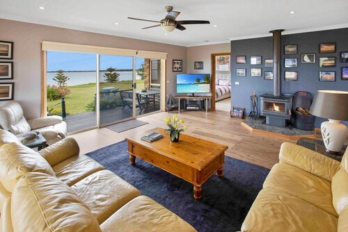 Tambo Escape - Boasting 180-degree water views, down a quiet country road