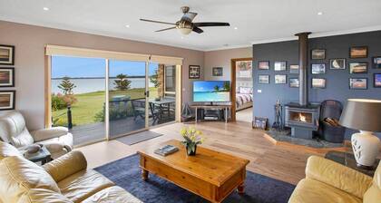 Tambo Escape - Boasting 180-degree water views, down a quiet country road