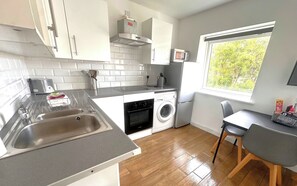 ثلاجة، ميكروويف، فرن، ماكينة لصنع القهوة/الشاي