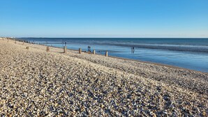 A pebbled beach with a wooden walkway and a clear blue sky. - City Centre Chichester Apartment, Peaceful Chichester Retreat, Sleeps 2 (Chichester)