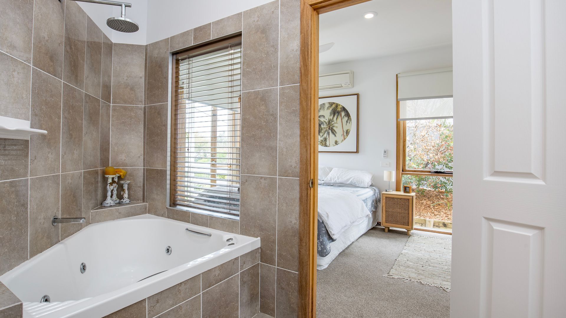 Combined shower/bathtub, jetted bath, hair dryer, towels