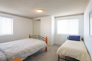 2 Schlafzimmer, Bügeleisen/Bügelbrett