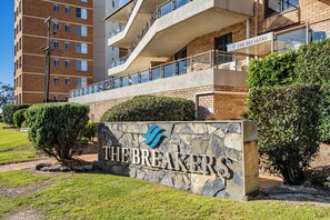 Exterior detail - Breakers 6 - Ocean Views at The Breakers (Forster)