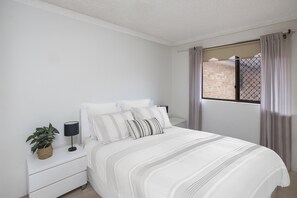 2 Schlafzimmer, Bügeleisen/Bügelbrett, Bettwäsche