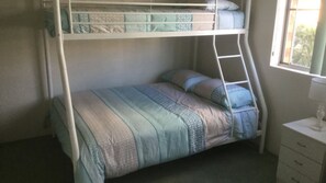 2 bedrooms - Dolphin Court 13 - Walk to beaches and town (Forster)