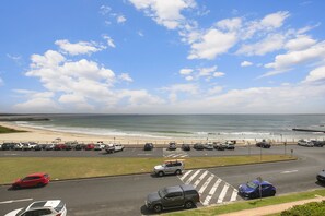 Ein Parkplatz mit Blick auf Strand und Meer.