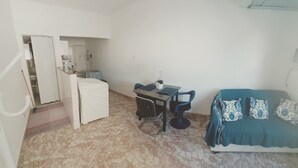 Appartamento Basic, 1 camera da letto, vista mare parziale, lato spiaggia | Area soggiorno