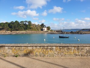 1 bedroom, desk, travel cot, WiFi