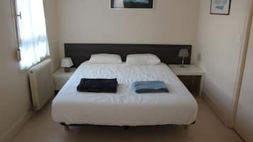 1 bedroom, desk, travel crib, WiFi