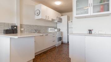 冰箱、微波炉、烤箱、炉灶