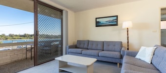 Lakeshore Lodge 2: 2  BR, 1  BA Apartment in Forster, Sleeps 4
