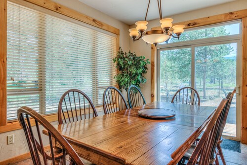 Fantastic 7 Bd Home in Sunriver, AC, Hot Tub, SHARC, Bikes