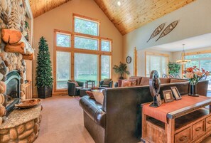 Fernseher, Kamin, Tischfußball, Tischtennisplatte