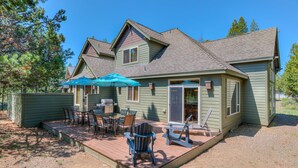 Une maison dotée d’une terrasse, d’un espace salon extérieur et d’un patio couvert.