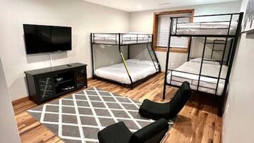 5 Schlafzimmer, Schreibtisch, Bügeleisen/Bügelbrett, WLAN