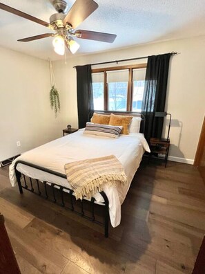 5 bedrooms, desk, iron/ironing board, travel cot