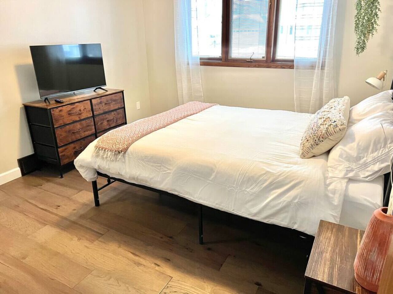 5 bedrooms, desk, iron/ironing board, WiFi