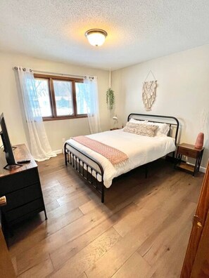 5 bedrooms, desk, iron/ironing board, WiFi - Spacious 5 bedroom great for the whole family (Fargo)